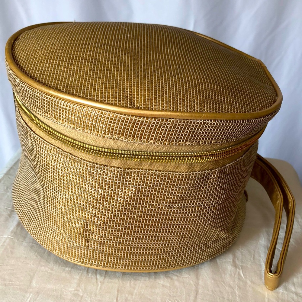 ELIZABETH ARDEN gold round cosmetic travel bag.